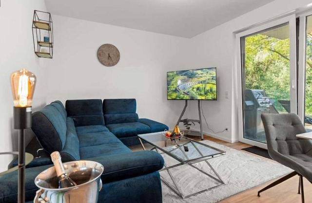 LiT LiVING: Luxus | Box SprIng | Parking | Garten