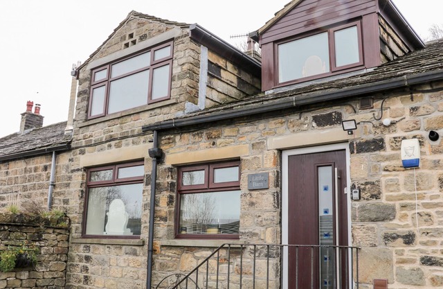 LITTLE BARN, family friendly, with hot tub in Haworth