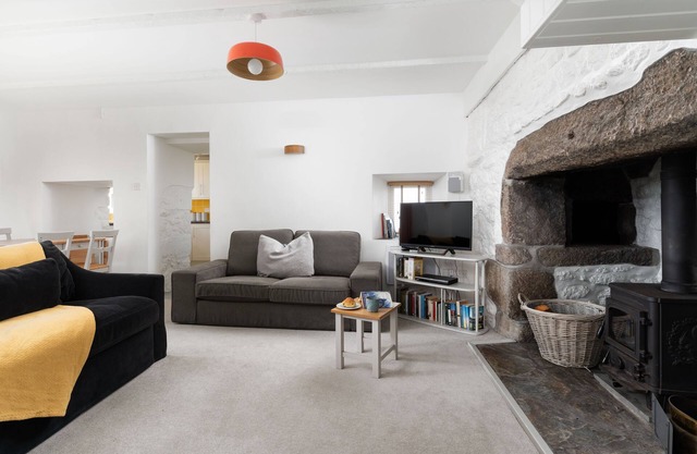 Little Gwenver - character Cornish cottage above stunning beach, dog friendly