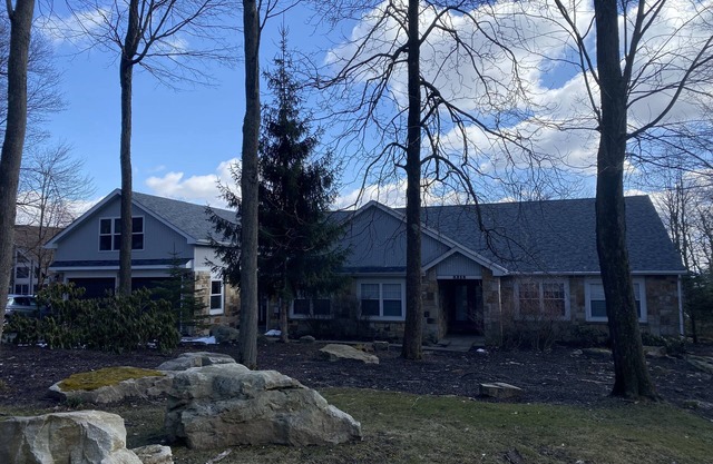 Locate on Hidden Valley Resort close to the ski slopes and Highland Golf Courses