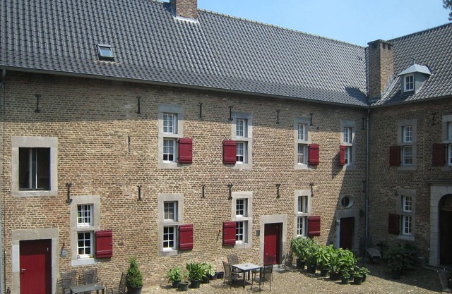 Located 10km from Maastricht towards the Belgium border