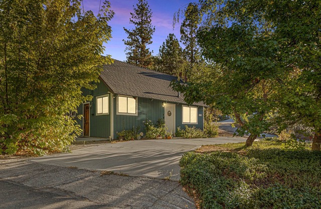 Located Half way between Lake Arrowhead&Big Bear/Level Entry
