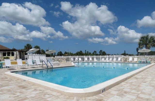 Located in an active community w/heated pools, tennis courts and shuffleboard