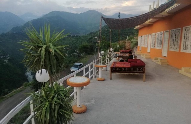Located in Muzaffarabad, Sky Resort AJK Pattika has a Iconic View Garden,terrace