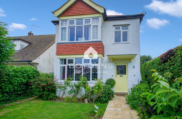 Located in one of the popular Frinton Avenues within walking distance of shops, cafes and beaches