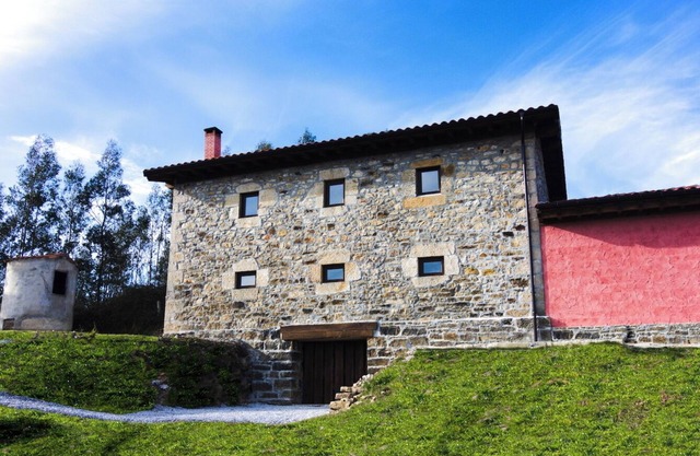 Located in the mountains, in Lierganes and close to the beach. Pets are allowed.