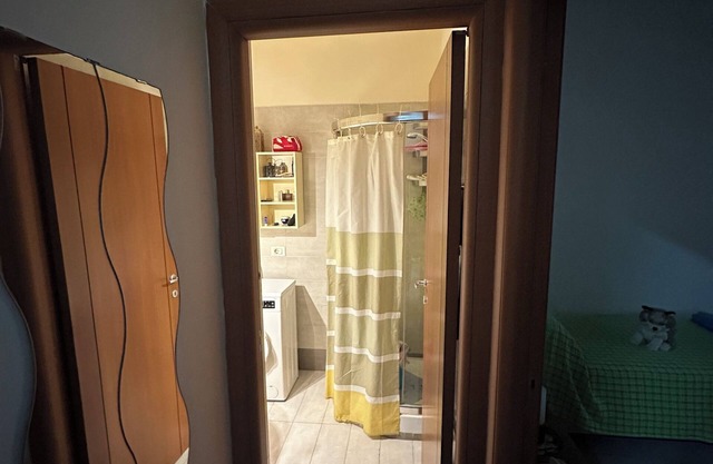Located within walking distance of the subway and historic center