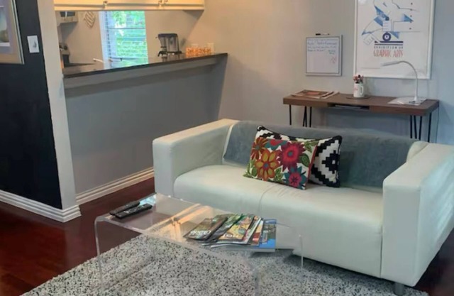 Location! 6th street in Clarksville neighborhood. Walk to attractions.