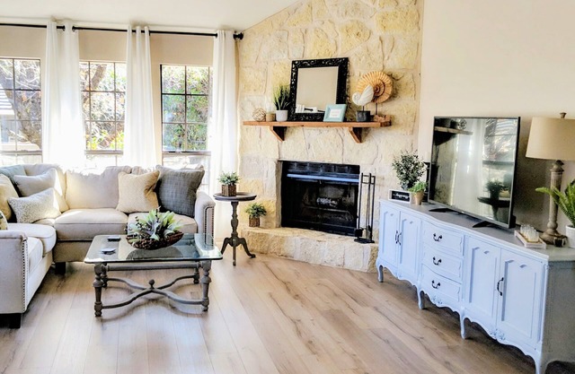 🌟LOCATION! Very Nice 2 BD 2BA Directly Across From Resort-Pool Grill Sleeps 6🏊