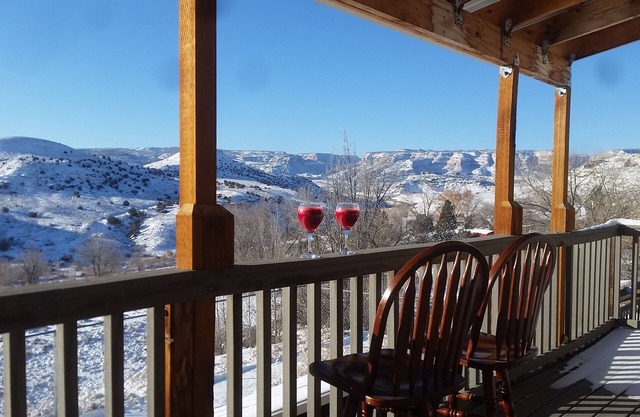 Location, Views! 6 Bedroom 5 Bath, Pool Table Close to Town and Nat'l. Monument