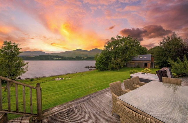 Loch fronted holiday cottage for 8 at Loch Tay with hot tub
