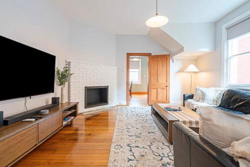 Lochner Corner - Restful Hideaway near Dining and CBD