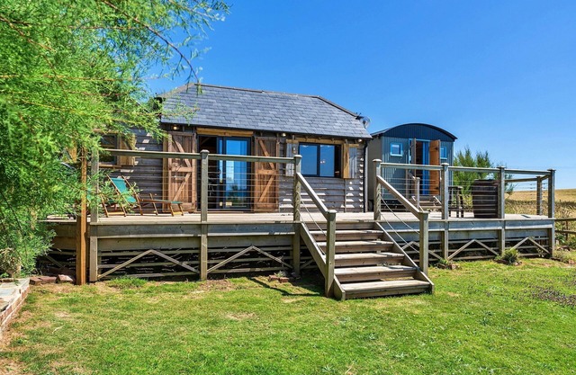 Lodge in Cornwall with Widemouth Bay Views