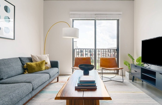 Lodgeur | 1BR loft with relaxing views | Midtown