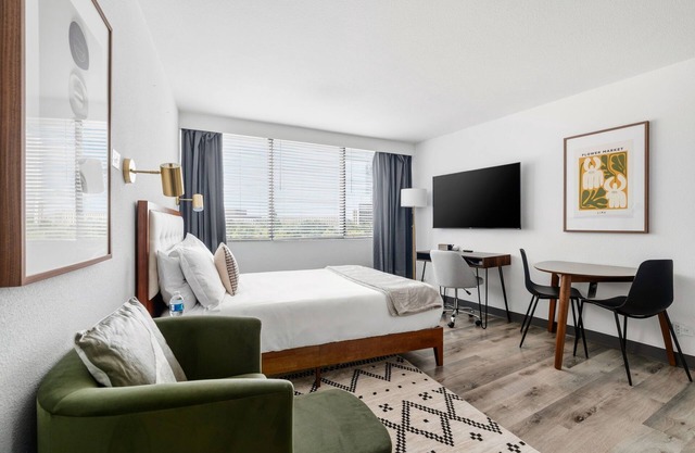 Lodgeur | Studio near River Oaks | Upper Kirby