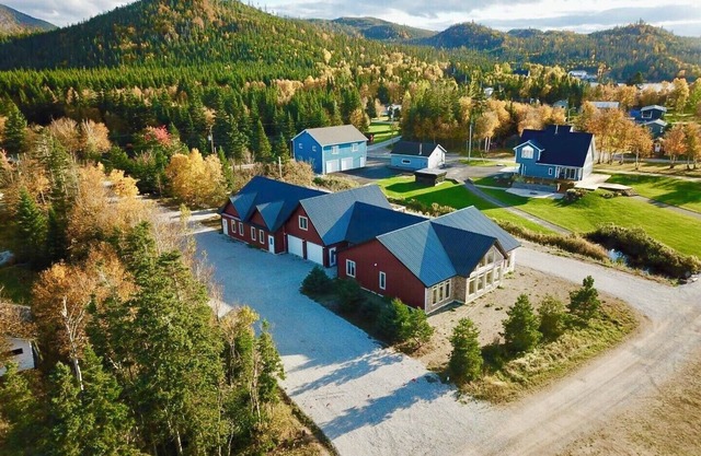 Loft Chalet #2: 1 Bedroom (2 Double beds), 1 Full Bath, open kitchen-living room