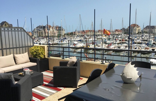 Loft Duplex with Terrace, Superb view of Port Guillaume, 7mn from the beach
