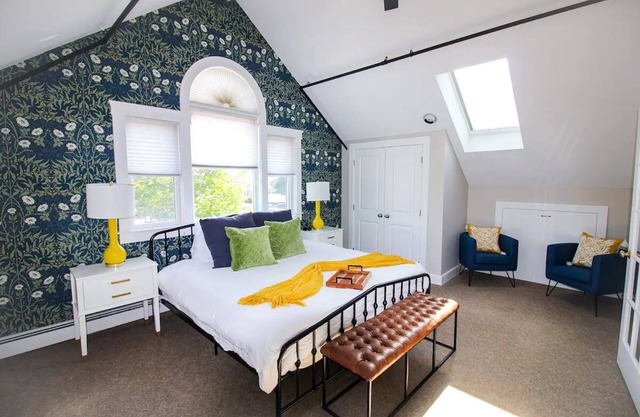 Loft on Main - DWTN, Beach, PVT Deck, Coffee Bar