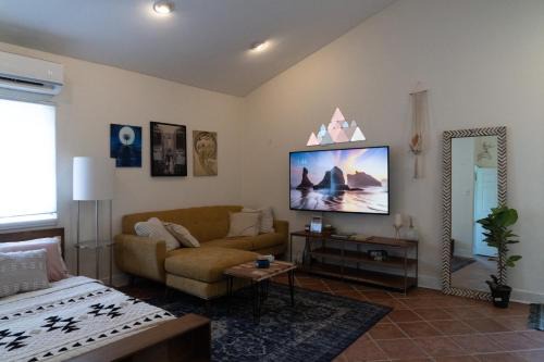 Lofty Dreams B&B, studio near Disney & Universal