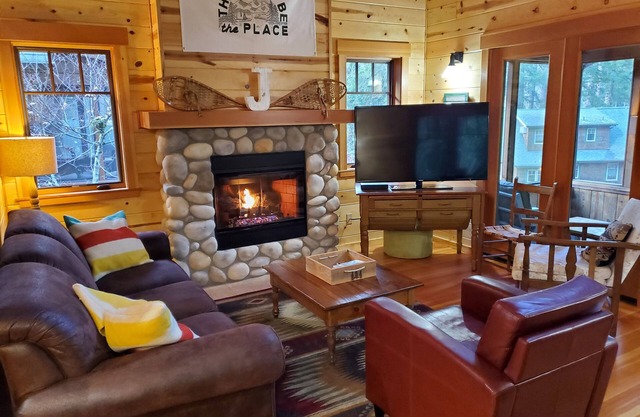 Log Cabin Inn - Cabin 12 on the Mckenzie River - minutes from Tokatee and Loloma