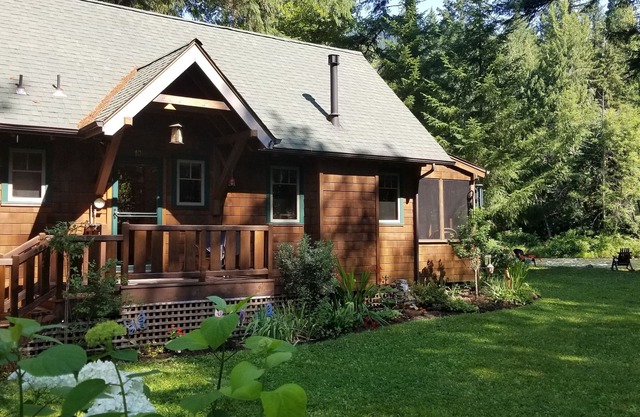 Log Cabin Inn McKenzie Riverfront Cabin, Newly Built