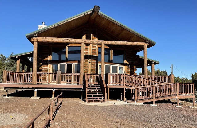 Log Cabin on 9 acres with fireplace 15 min from Showlow Az