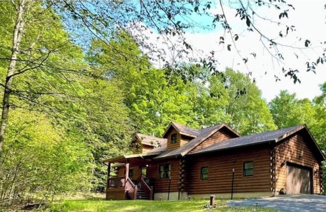 Log Cabin w/ Full Garage, FirePit, BBQ, cozy gas heat Stove