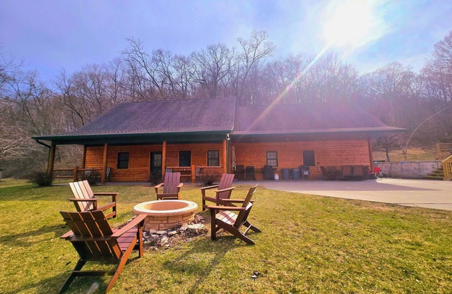 Log Cabin/w hot tub, outdoor pool & pool table