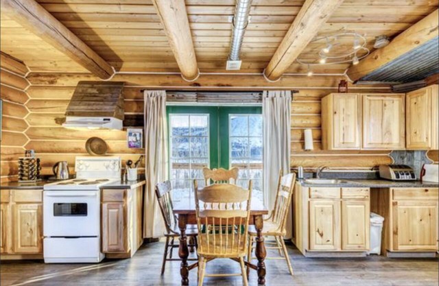 Log Cabin with Amazing Mountain & Lake Views (allergy-friendly)