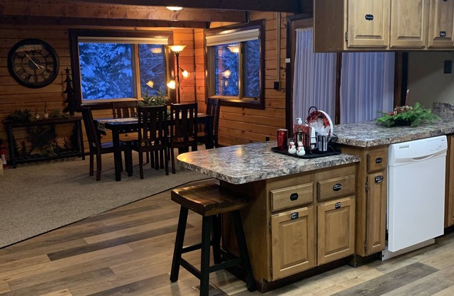 Log Home Getaway Surrounded by meadows & Mountains