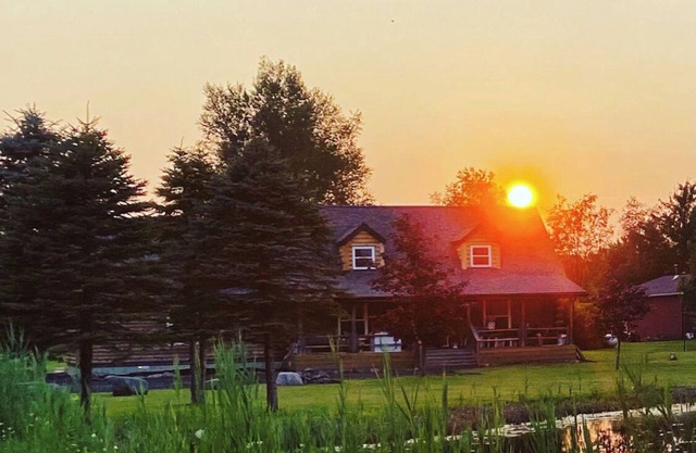 Log home on 17 Acres w/Modern Amenities - near Frankenmuth