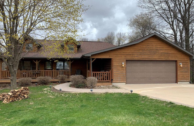 Log Home w/hot tub in Apple Canyon Lake