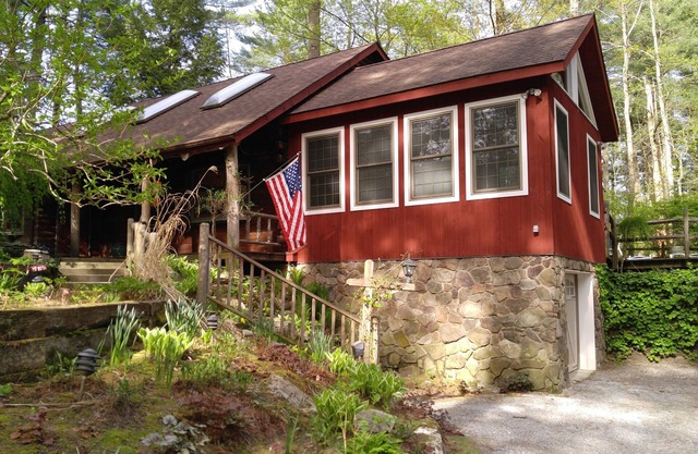 Log style home 4 miles to Catamount with fitness room