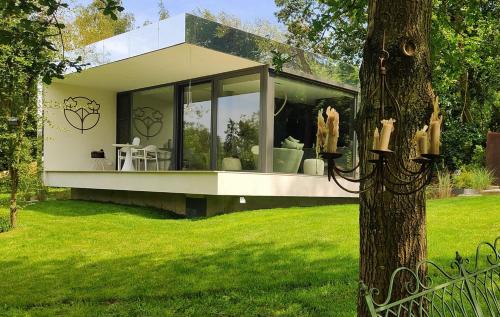 Logement insolite miroir dans la nature avec hottub et sauna