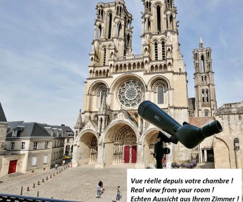 Logis du Parvis *Face Cathédrale/in front of the Cathedral*