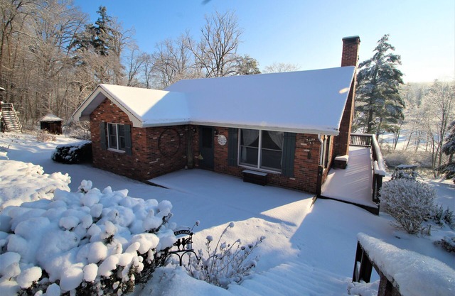 Lois Lane Streamside Cottage with Ol' Time Swimming Hole