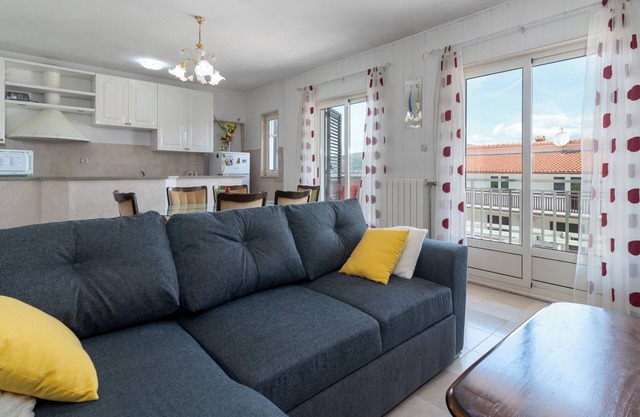 LOLA 1, comfy 2-bedroom apartment with sea view in Mastrinka, Trogir