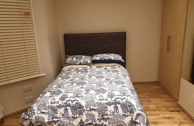 London Luxury 1 bed studio 5 mins from Ilford Stn free parking