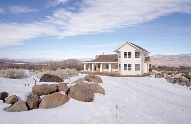 Lone Eagle: Tranquil Stay Near Powderhorn Ski Reso