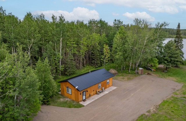 Lonely Pine Lodge On Strand Lake. Pet Friendly. Pet fee.