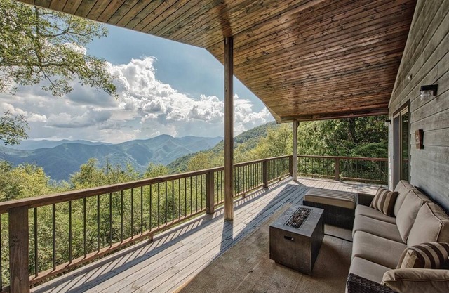 Long Range VIEWS AT 5100 FT! High-Speed Wifi, Pool Table, Large Covered Porch!