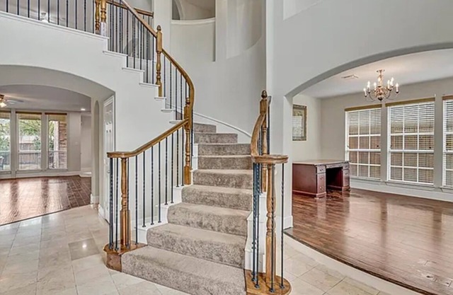 Long-term rental resident home with Spacious 8-bedroom with AC WiFi Laundry room