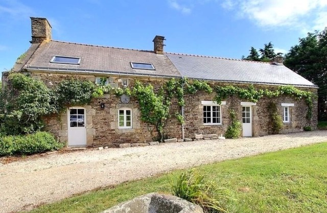 Longère renovated between land and sea. Large garden in the countryside.