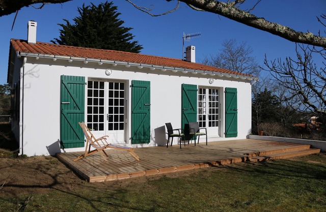 Longeville -Villa on the edge of the coastal forest – Wild sandy beach at 1200 m