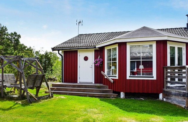 Look forward to a lovely vacation in this appealing vacation home with outdoor hot tub.