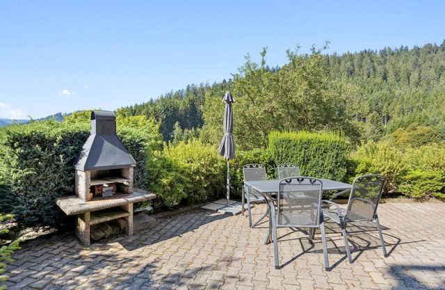 Look forward to a relaxing vacation close to nature in this cozy vacation apartment.