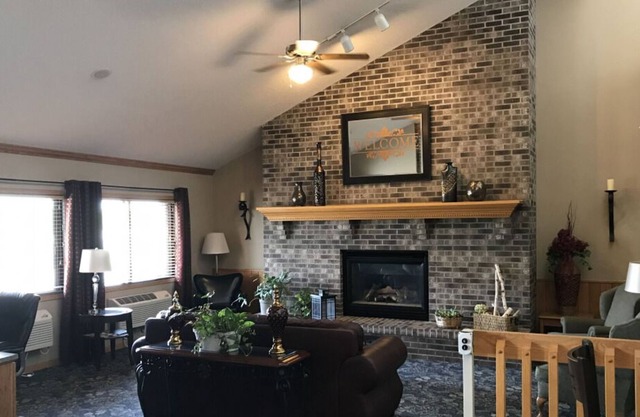 Look No More! Free Parking and Breakfast, Budget-friendly, Near Veterans Park!