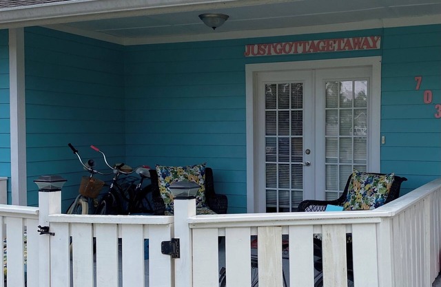 Looking to Just Get Away? Cute Cottage with Pool. Close to the Beach!