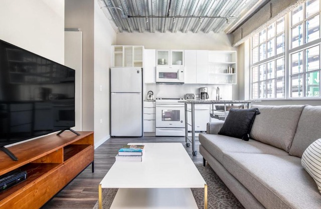 Loop 1BR w Gym Roof nr Millennium Park CHI-387