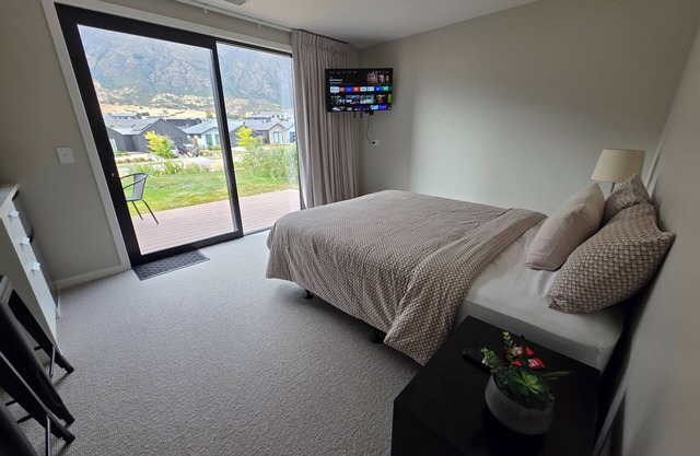 Loop the LoopnRelax in our tranquil retreat with breathtaking views.